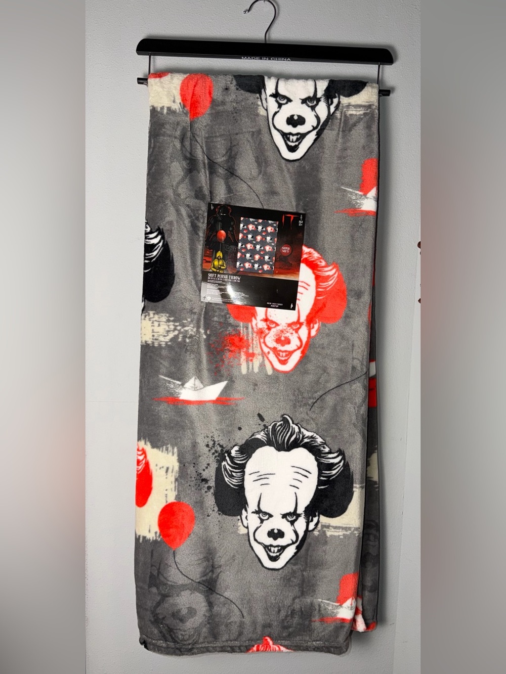 Warner Bros. Gray Red Black Pennywise Plush Throw Blanket 50 x70 in